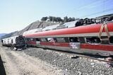 スペインの高速鉄道事故で脱線した「イリョ（iryo）」の車両。最後尾８号車（左奥）と７号車＝2026年1月20日（写真：Carlos Alvarez／Getty Images）