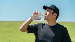 ｢暑いから､とりあえずスポーツドリンク｣は重大疾患リスクを上げる？→肝臓･腎臓に大ピンチを招きかねない水分補給
