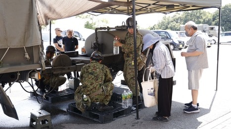 ｢これじゃ隊員が先に倒れる｣猛暑の被災地で長袖制服で作業する陸自隊員､隊員の命より美談や面子を優先する陸幕の実態