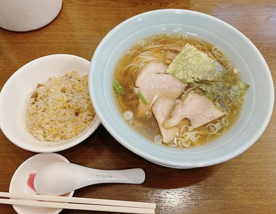 「王様ラーメン」と半チャーハンのセット