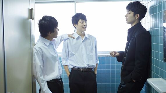 トイレで話す高校生