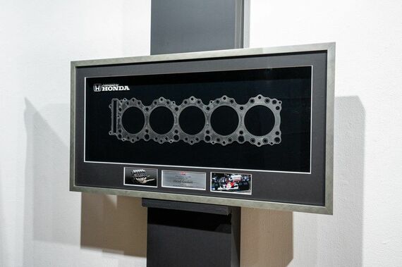 ジュエリー化が難しい、大型のパーツなどはクリアケースに収めたコレクションアイテムとして販売される