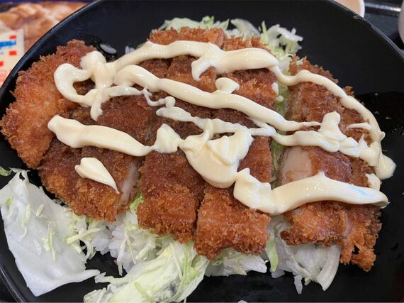 マヨネーズをかけたソースチキンカツ丼
