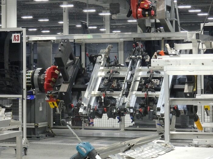 360度回転する治具を活用。8台のロボットが溶接する