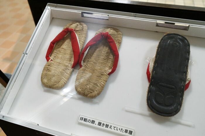 かつては室内履きに履き替えて観覧してた