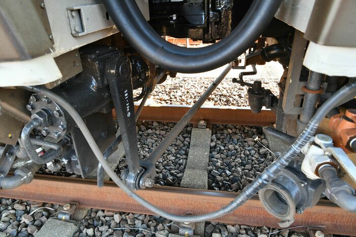 重心を下げるため車端ダンパーが貫通路下部にある