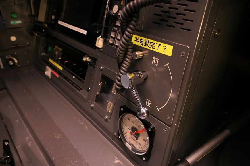 計器は基本的に画面に表示するがアナログの圧力計も（記者撮影）