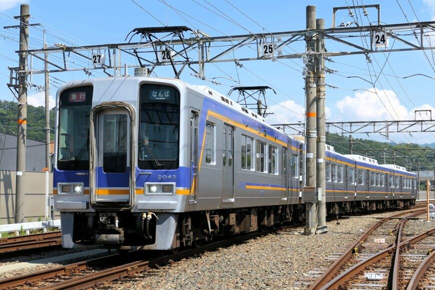 南海電気鉄道の「2000系」。一見ほかの通勤車両と同じような外観だが難波と高野線の山岳区間を直通する性能を持つ （記者撮影）