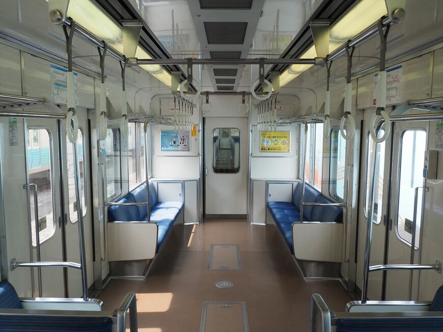 車端部はロングシート。登場時はドア寄りに短いロングシート、車端寄りにボックスシートが1つの構成だった（記者撮影）