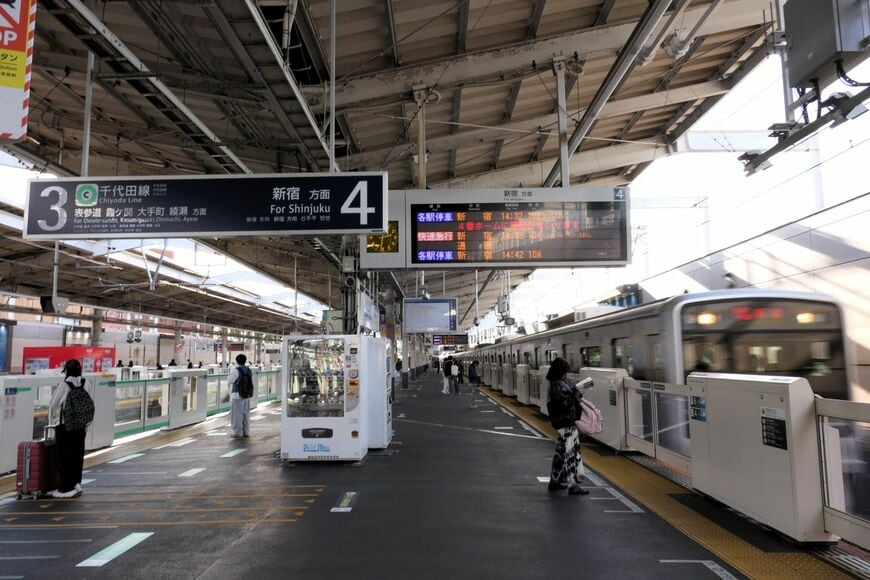 東側からみた上りホーム（記者撮影）