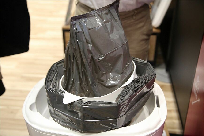 トイファクトリーが展示していた新型ポータブルトイレ「クレサナ」（筆者撮影）