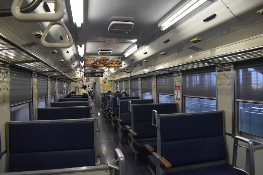 キハ40系の車内。座席はモケットをビニール地のものに変更している程度でほぼオリジナルのまま（筆者撮影）