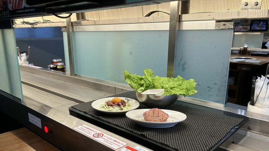 居酒屋が苦戦したコロナ禍、ワタミグループではいち早く焼肉店の可能性を読み取り2020年10月から「焼肉の和民」の展開を開始。同チェーンのビジネスモデルの核となっているのが「特急レーン」。タッチパネルで注文すると自動で商品が運ばれてくる（筆者撮影）