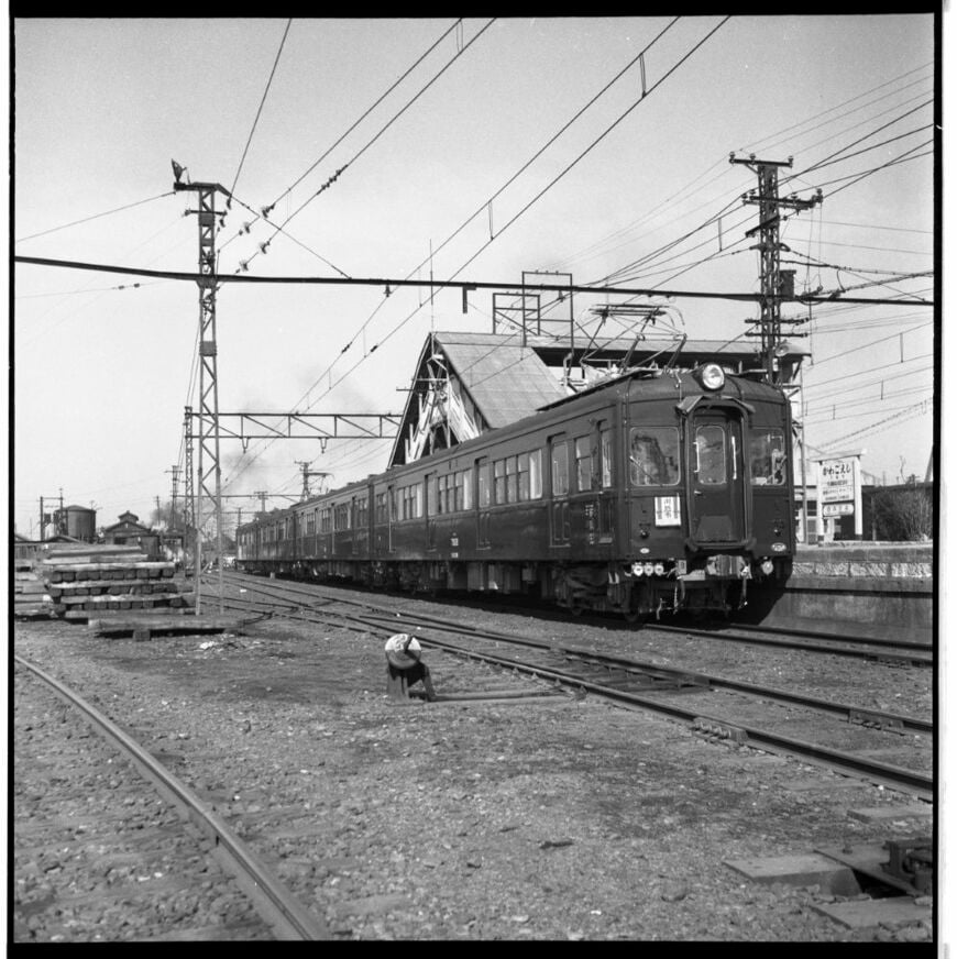 1958年当時の川越市駅。電車の塗装が茶色1色の時代だ。東上線の蒸気機関車は翌1959年4月に廃止された（写真：東武博物館）