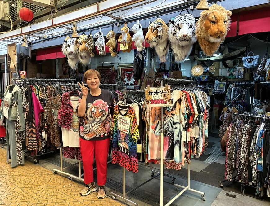 「ヒョウ柄のおばちゃん」として知られる、「なにわ小町」店主の高橋真由美さん（筆者撮影）