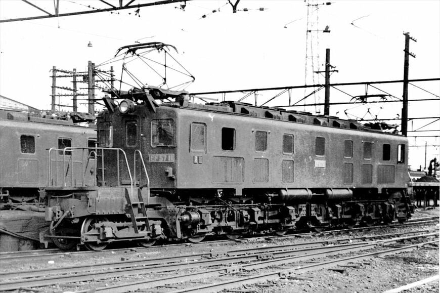 パンタグラフが車体から突き出た外観が特徴だったEF57形。沼津機関区にて（写真：大塚康生）