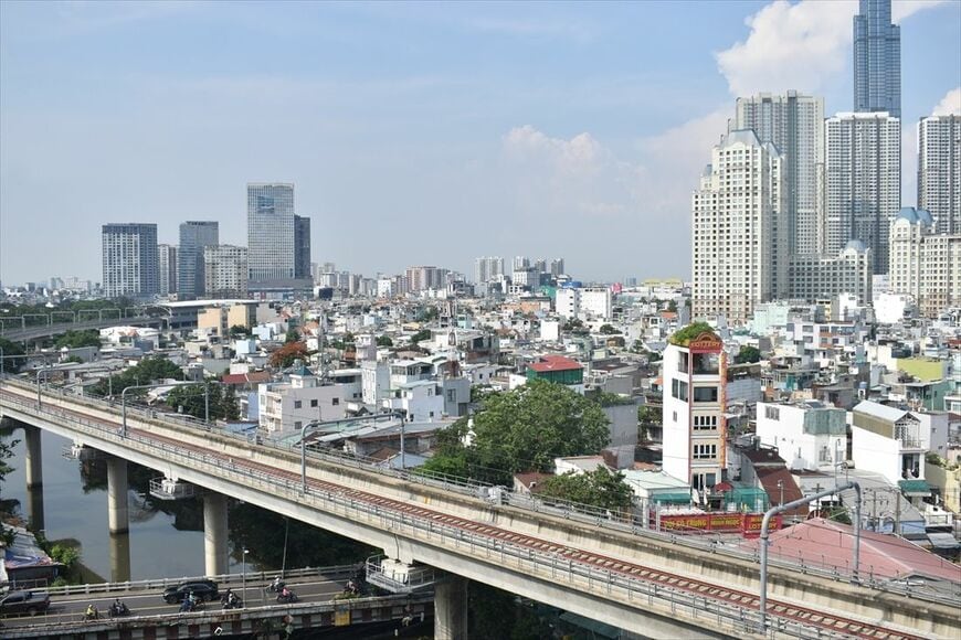 用水路の上を走る区間。土地収用を最小限にとどめる努力が見られる（筆者撮影）