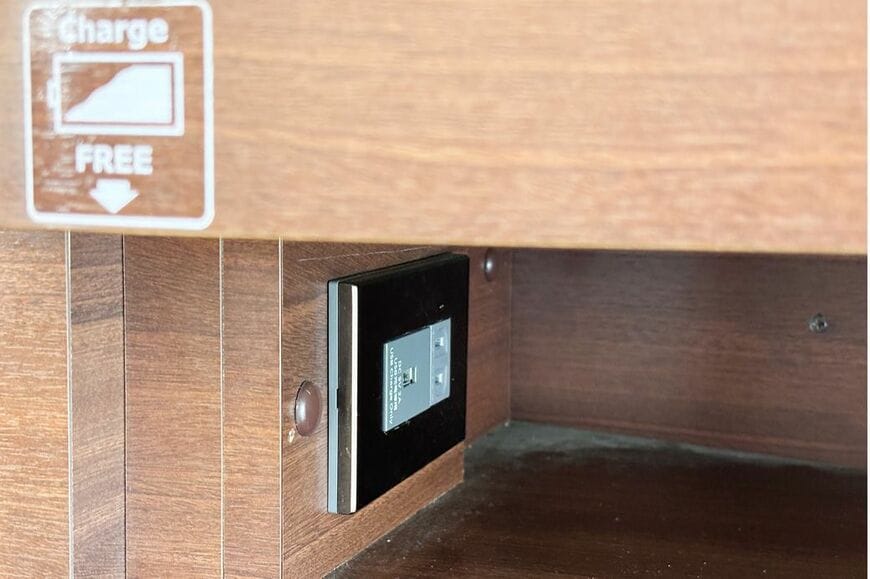 テーブル下には充電用のコンセントが設置されていました（筆者撮影）