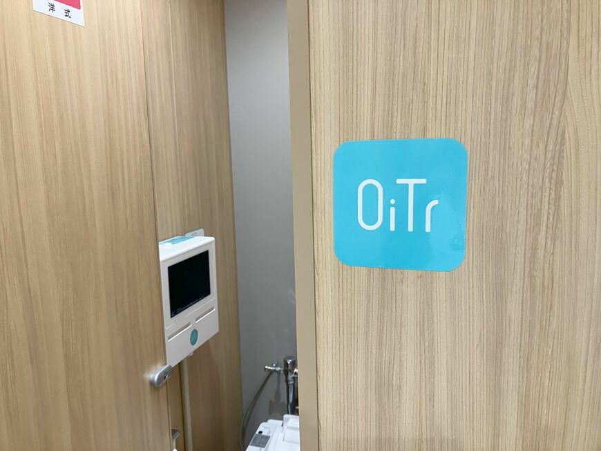 江東区役所2階のトイレ。マークでオイテルが設置されていることがわかる（写真：筆者撮影）