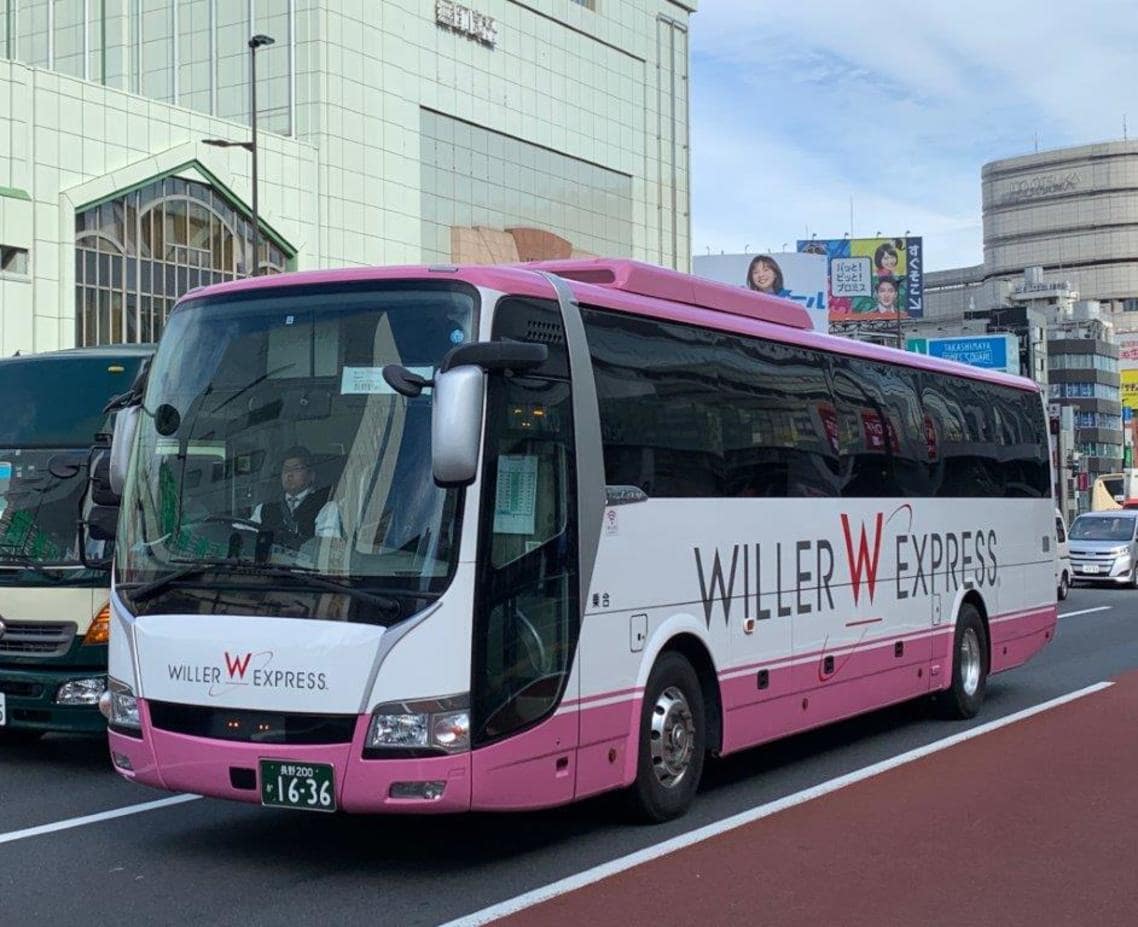 ピンク色がかわいいウィラーの高速バス