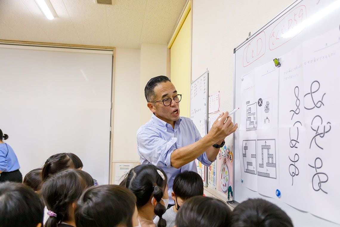 「なぞペー」を使って授業をする高濱氏