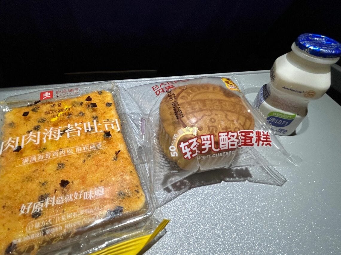 羽田発上海行き吉祥航空の機内食。機内食は通常搭乗する空港で搭載されるが、これは上海で積まれたものだ（筆者撮影）