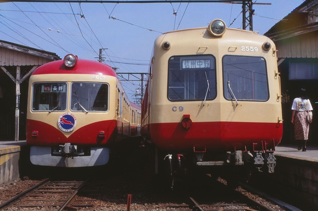 長野電鉄に渡った元東急5000系。湯田中駅で特急車両2000系（左）と並ぶ（筆者撮影）