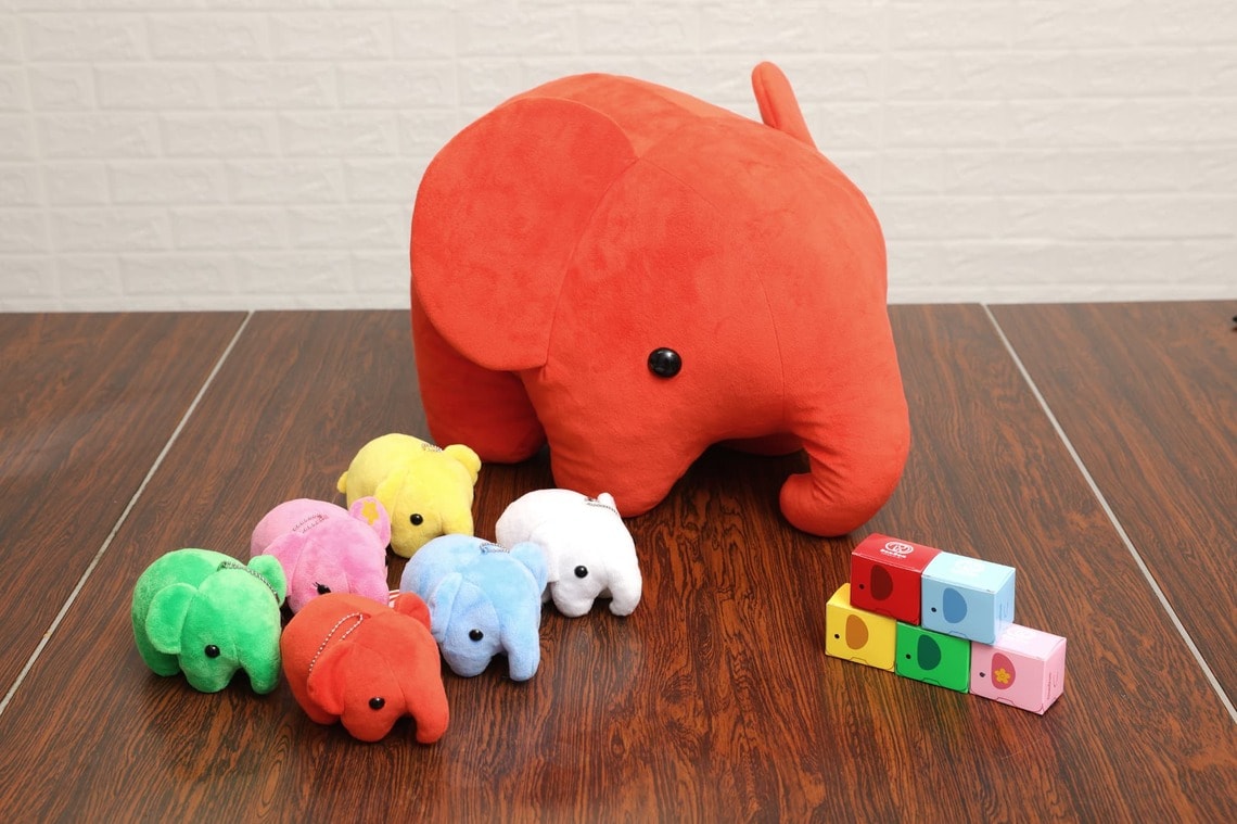 どむぞうくんの多色化にも反対の声があったという。それぞれ名前があり、青は「どむクルーズ」（撮影：尾形 文繁） 