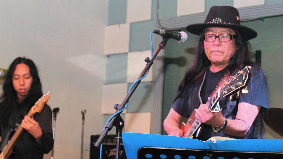 日本をはじめ世界的な大ヒット曲となった『息子よ』のフレディ・アギラ氏。フィリピンのライブハウスで(写真・2012年11月、柴田直治)