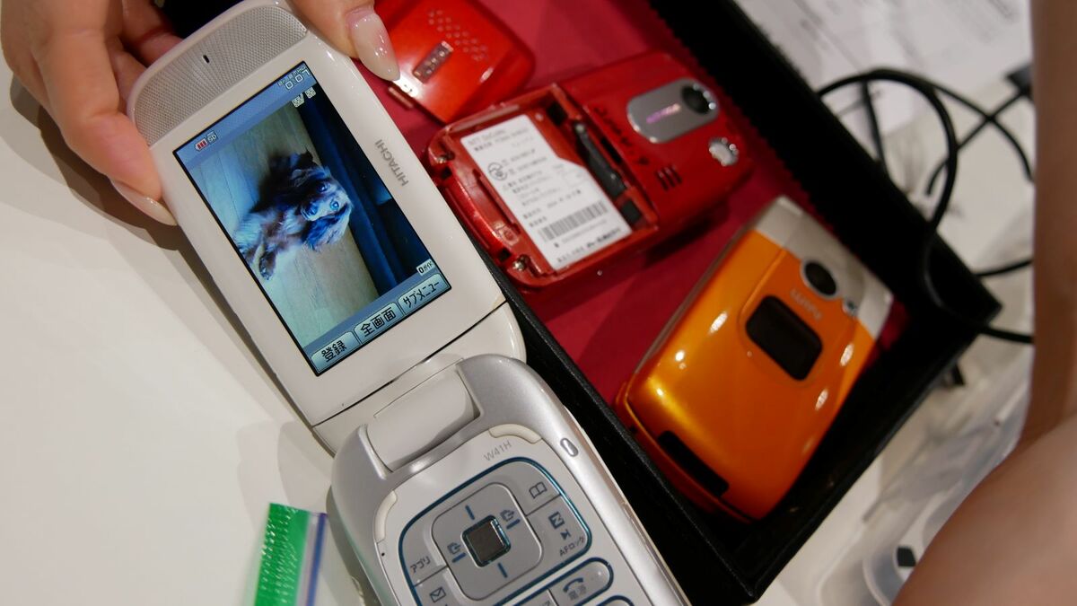 電池パック裏にプリクラ｣｢ギャル文字｣が懐かしい… 20年ぶりに電源入り 