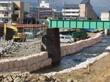 復旧工事が進む田川橋梁＝2022年1月（記者撮影）