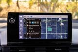 最寄りの充電ステーションを検索すると地図上に位置が表示され、到着までの所要時間や急速充電器の数を確認できる（写真：平野 陽）