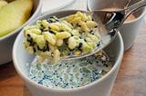 黒胡麻入り、抹茶味の自家製グラノーラ。目の前でミルクを注いでもらい、サクサクの状態でいただきました（筆者撮影）