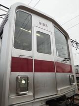 この角度で見ると中央に折り目のあるデザインがよくわかる（記者撮影）