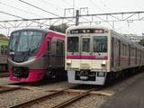 京王電鉄の7000系。新型の5000系と並ぶ（記者撮影）