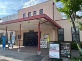 レトロな雰囲気を残しながらもスタイリッシュな駅舎は、工業デザイナーの水戸岡鋭治さんがデザインしました（筆者撮影）