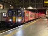 ロンドン・ウォータールー駅への最後の入線となった旧型電車クラス455＝2026年3月20日（筆者撮影）