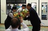 地元町内会から特別貸切電車の乗務員に花束を進呈（撮影：伊原薫）