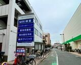 喜多見駅前にあるメディカルビル。奥のほうにも別のメディカルビルがある（筆者撮影）