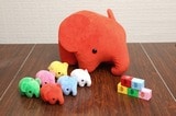 どむぞうくんの多色化にも反対の声があったという。それぞれ名前があり、青は「どむクルーズ」（撮影：尾形 文繁） 