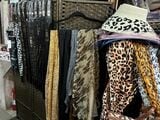 ヒョウ柄のストールや傘（筆者撮影）