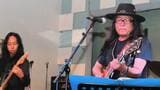 日本をはじめ世界的な大ヒット曲となった『息子よ』のフレディ・アギラ氏。フィリピンのライブハウスで（写真・2012年11月、柴田直治）