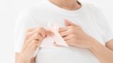 女性だけではありません。まれに男性も乳がんを患うことがあります（写真：Luce／PIXTA）