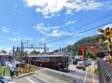 松尾大社の鳥居の前を通過する嵐山線の6300系（撮影：南正時）
