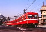 八ツ山橋を渡り北品川付近を走る600形（撮影：南正時）
