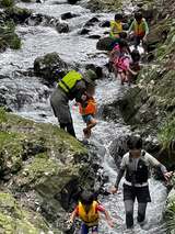 年長の子どもたちから次々と水の中に入る