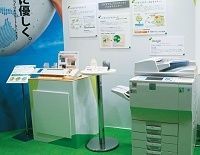 温室効果ガス25%削減に挑む--環境に優しい複写機を追求するリコー、トナーの材料も進化