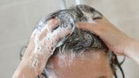 毎日シャンプーで洗う人が見落とす不都合な真実 ｢湯シャン｣だけでも汚れは80％落とせる
