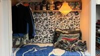 ｢部屋が服だらけで困ってます。どうしたら減らせますか？｣　25m²･6畳1Kに夫婦で暮らす"プロ"の回答が納得だった