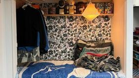 ｢部屋が服だらけで困ってます。どうしたら減らせますか？｣　25m²･6畳1Kに夫婦で暮らす"プロ"の回答が納得だった